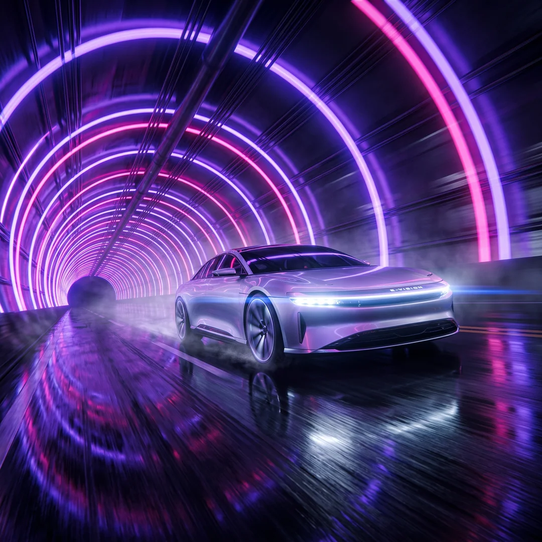 Une voiture dans un tunnel de lumière violette